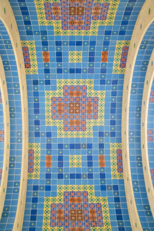 a tiled ceiling in the lobby of a large building
