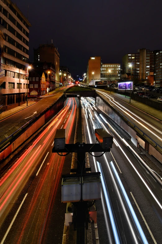 a city street filled with lots of traffic at night