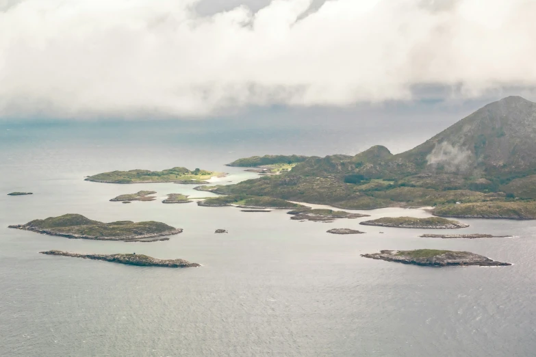 there are many small islands in the water