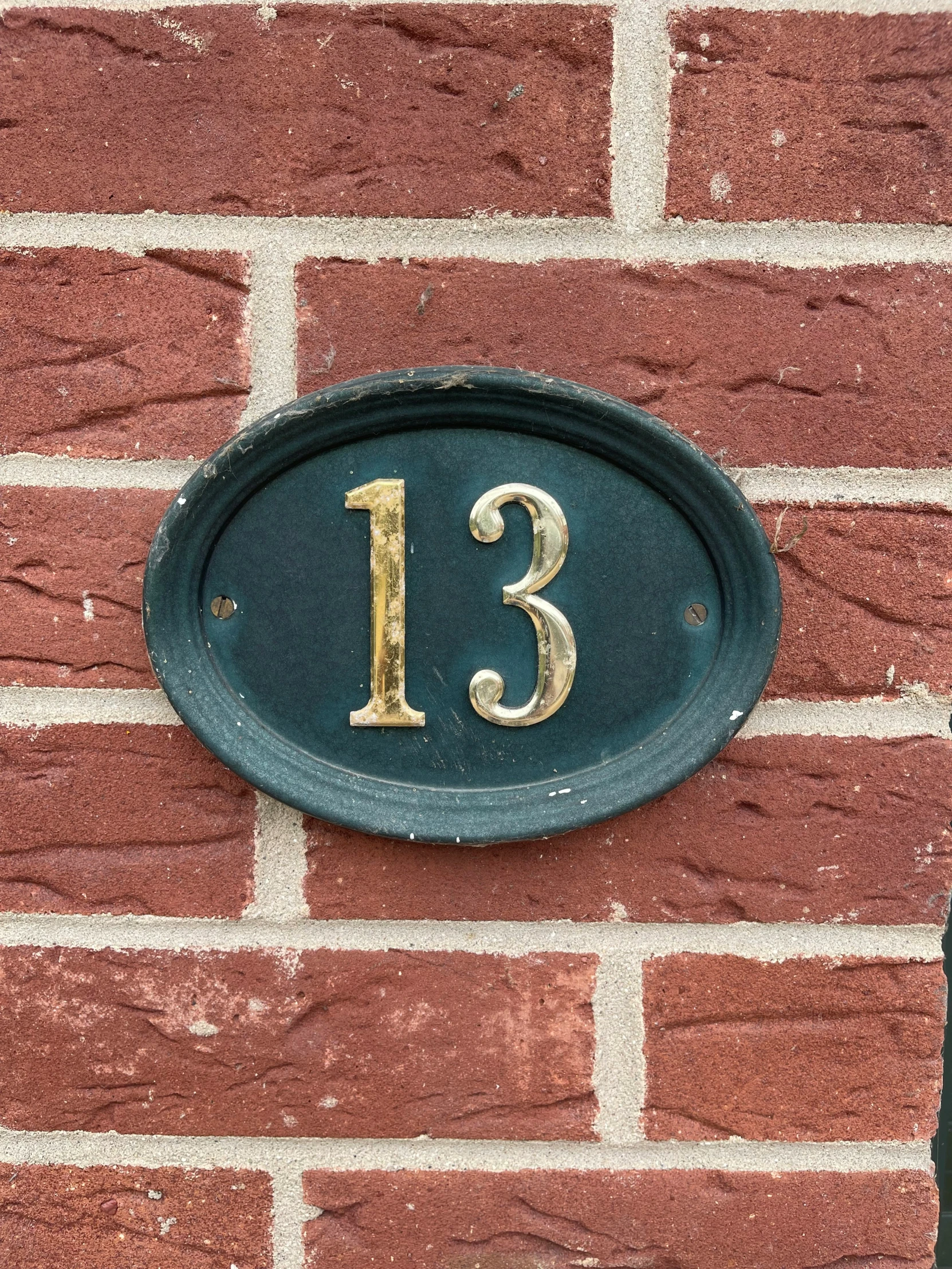 there is a small black sign that reads 13