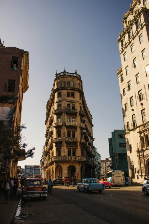 a tall building is standing in the middle of a street