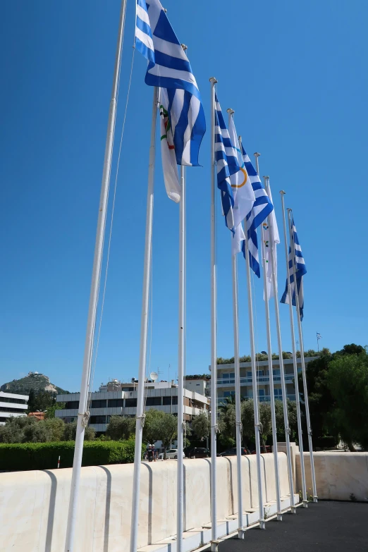 there are many flags flying next to the beach