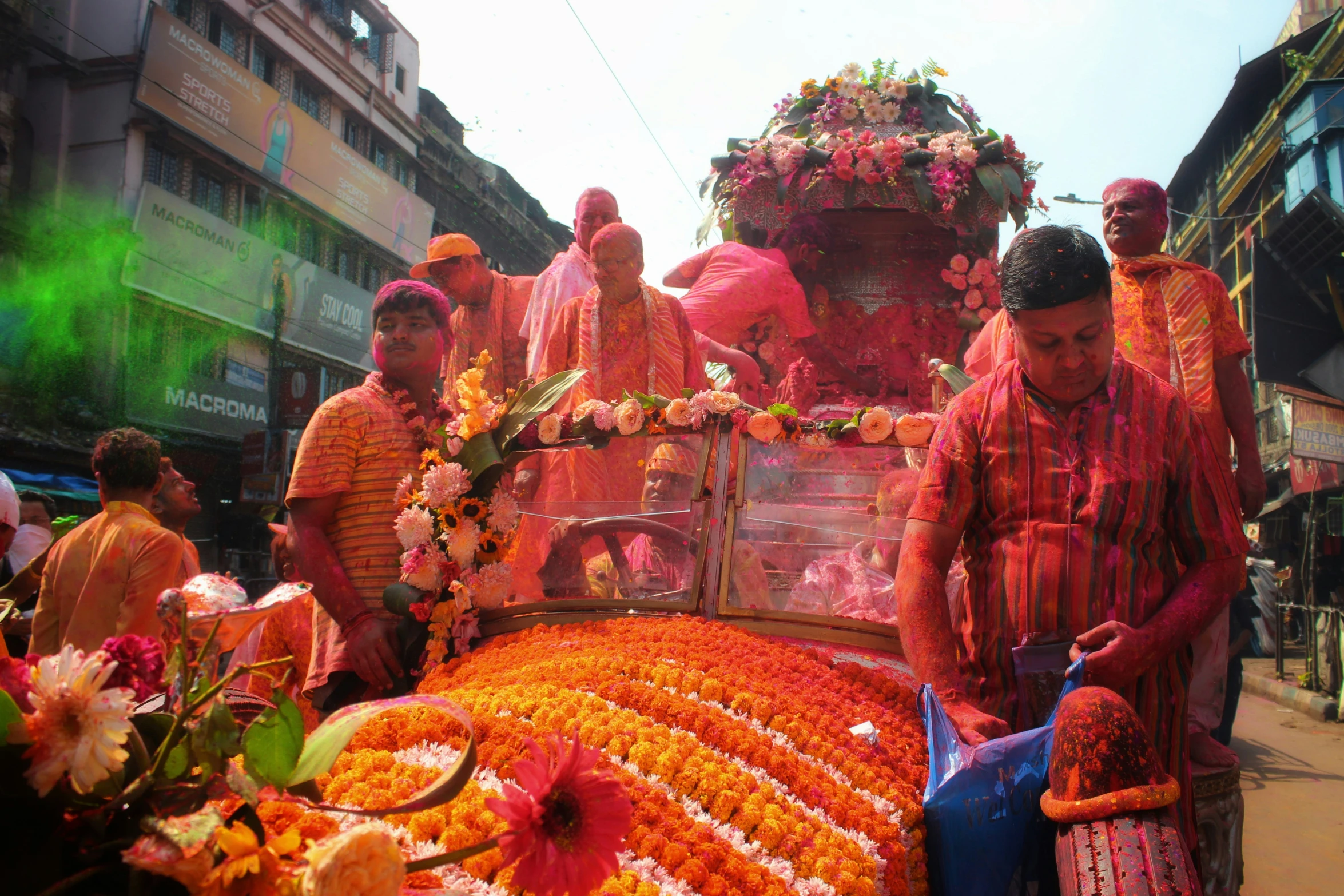 there are many men and women dressed up in indian garb