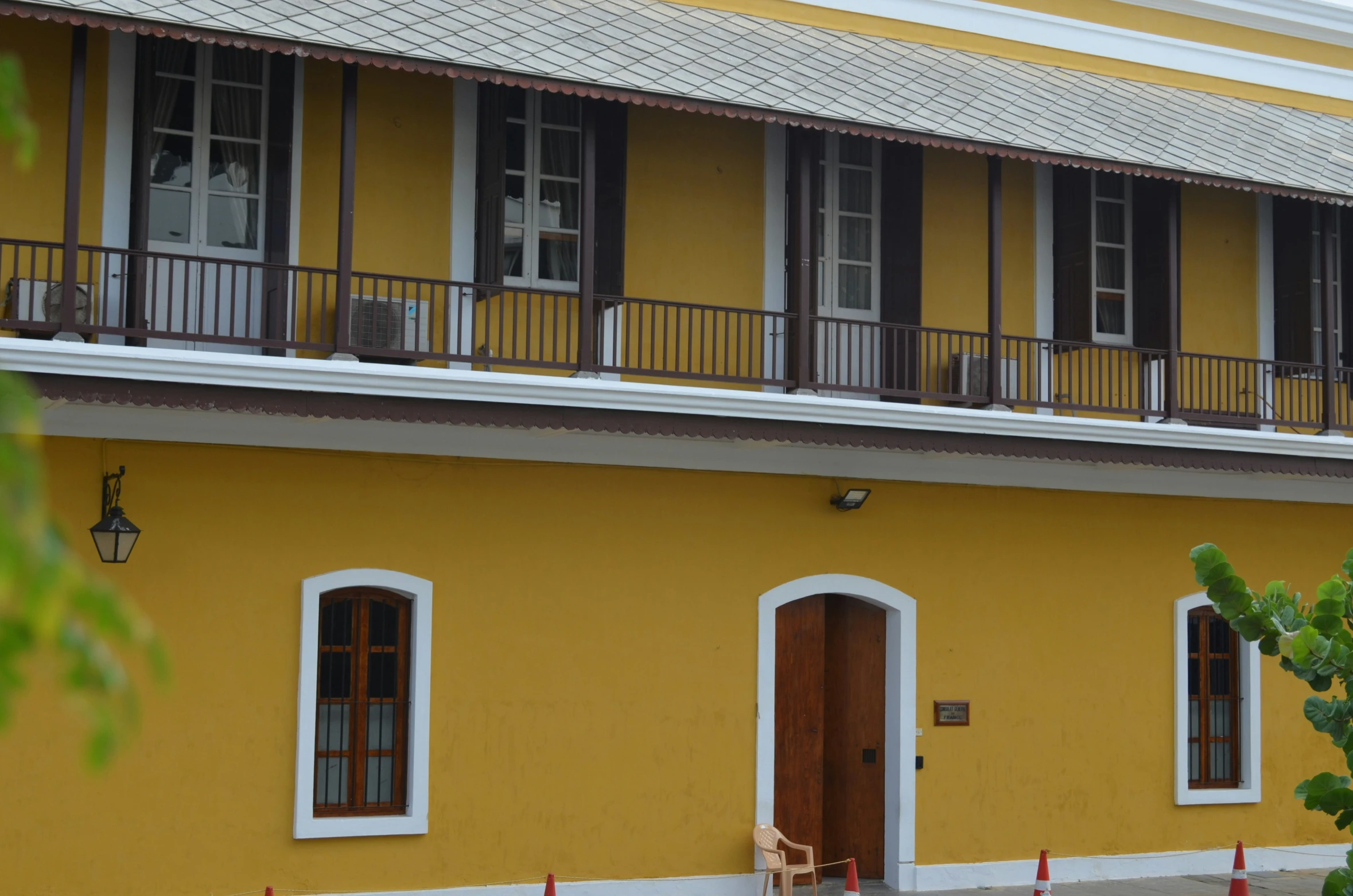 a building with lots of windows and balconies on it