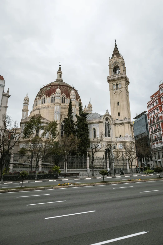 there are many large buildings with towers on them