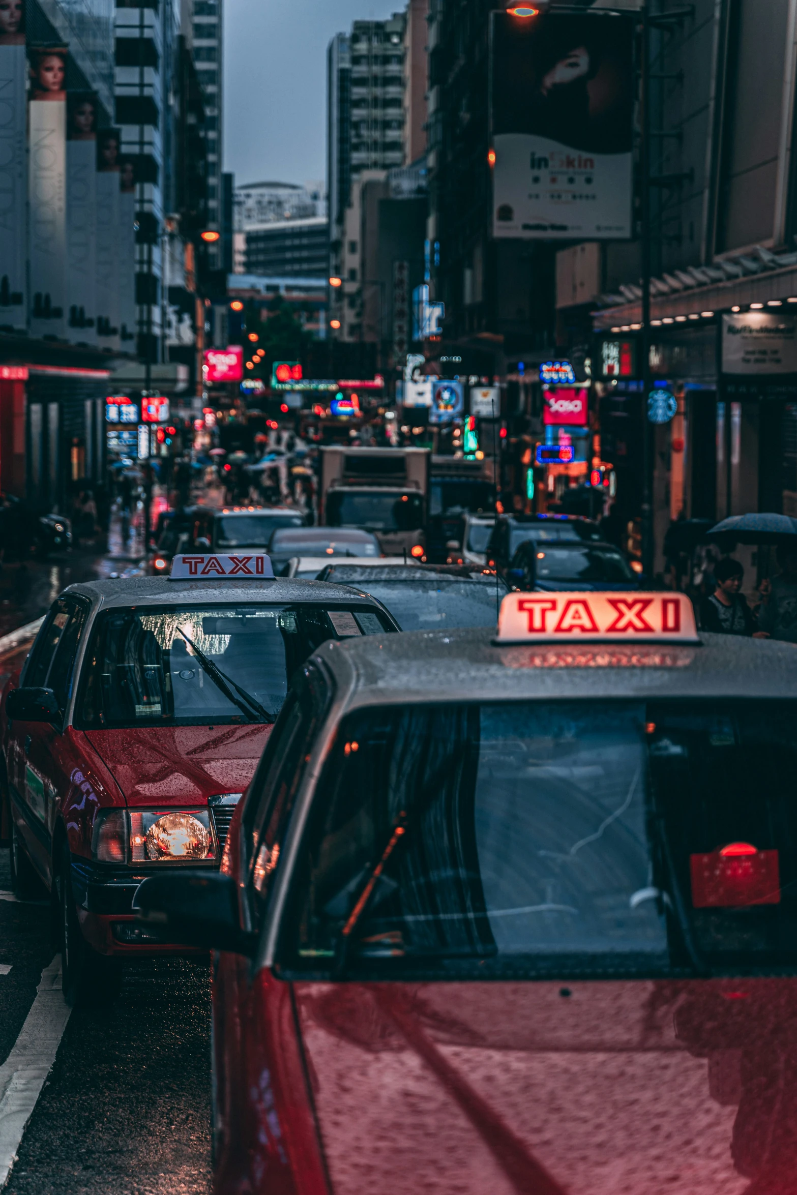 many cars are stopped on a crowded city street