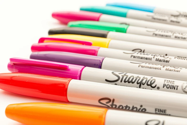 five different colored sharpie markers with one ink pen