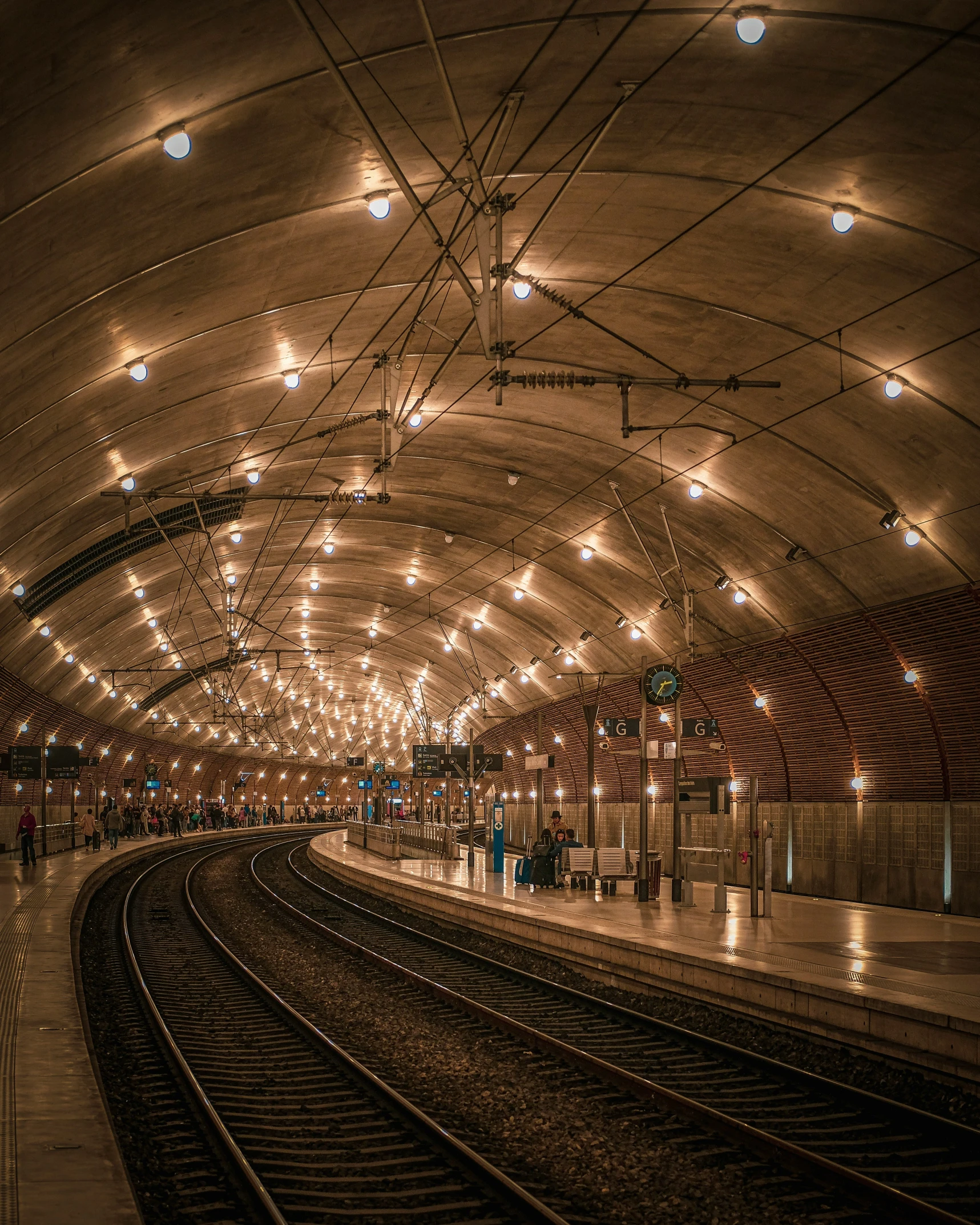 an empty subway station with many people walking