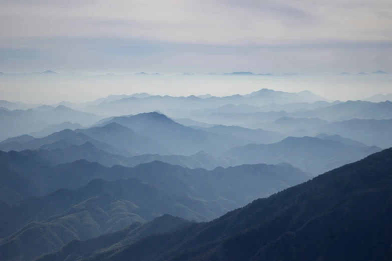 this is the view from an air plane looking at the mountains