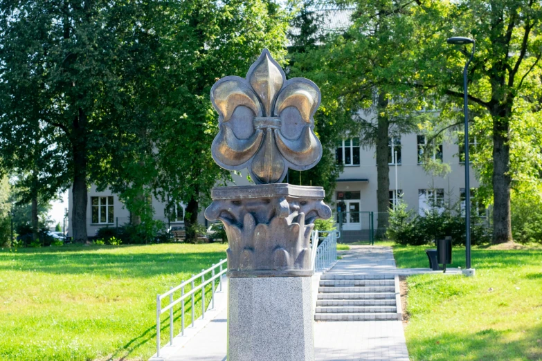 the large statue is sitting in front of the building