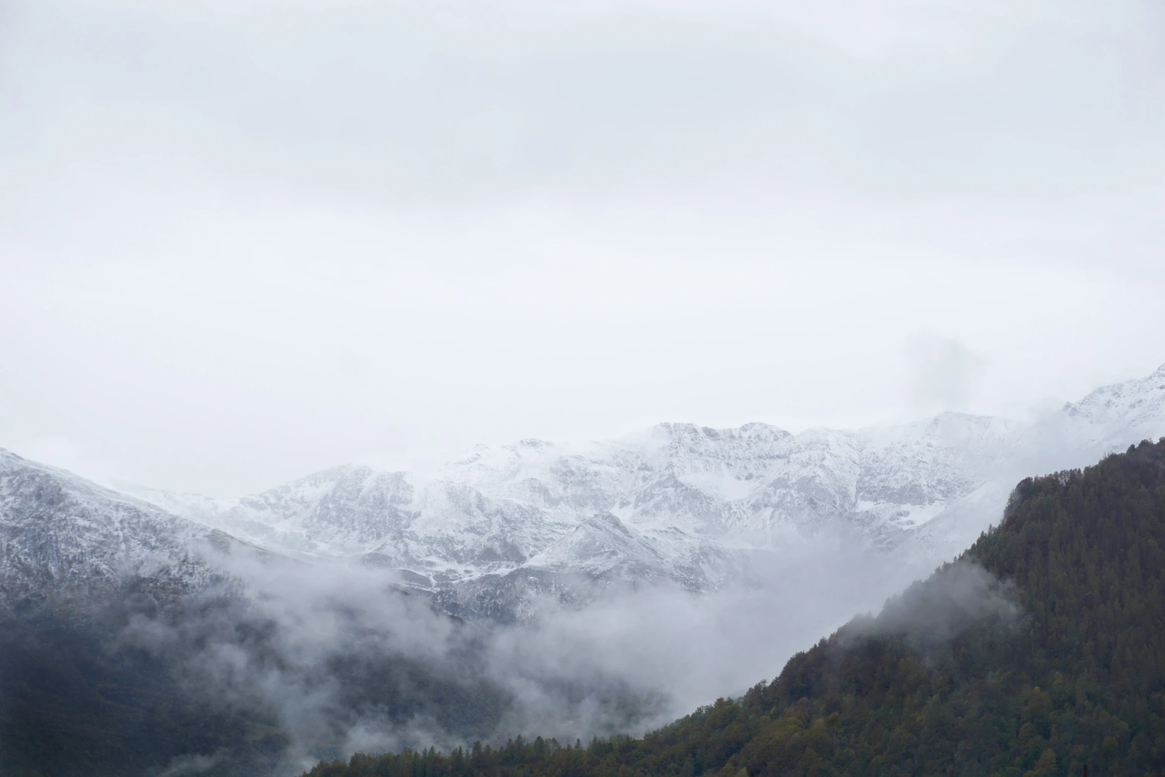 the fog rolling over a mountain is shown here