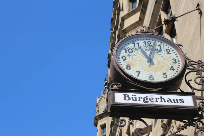 a sign showing the time for a street