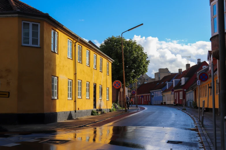 there are many buildings that are on the road