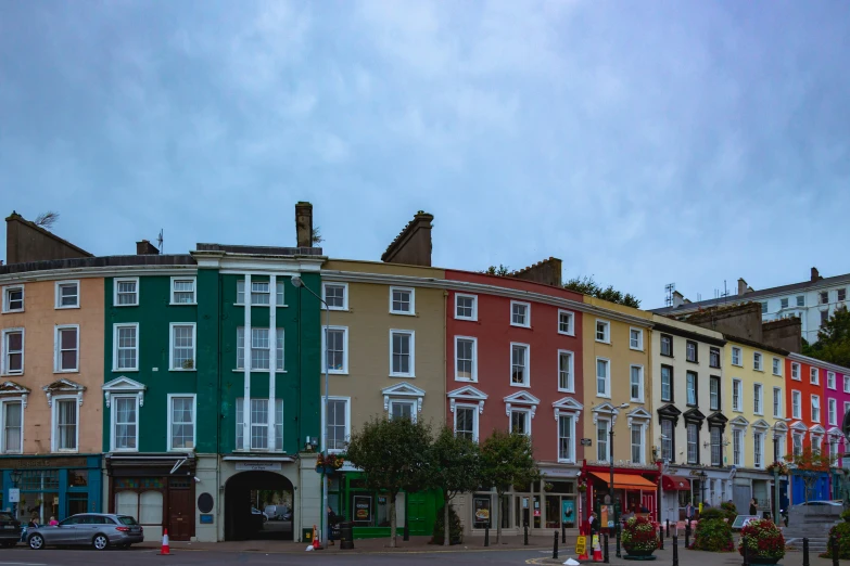 a bunch of different colored buildings next to each other