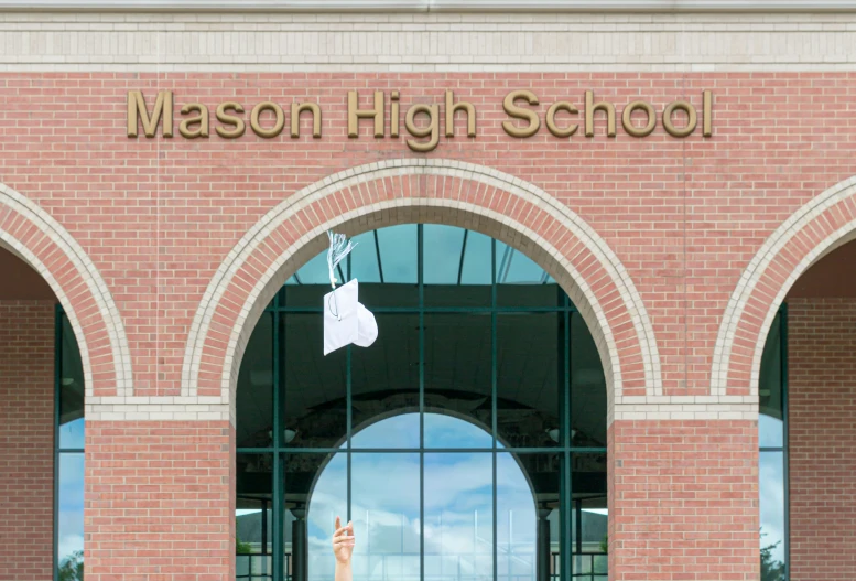 a brick building that says mason high school