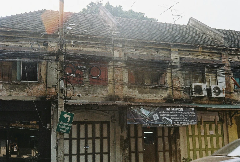 a very old looking building with lots of windows