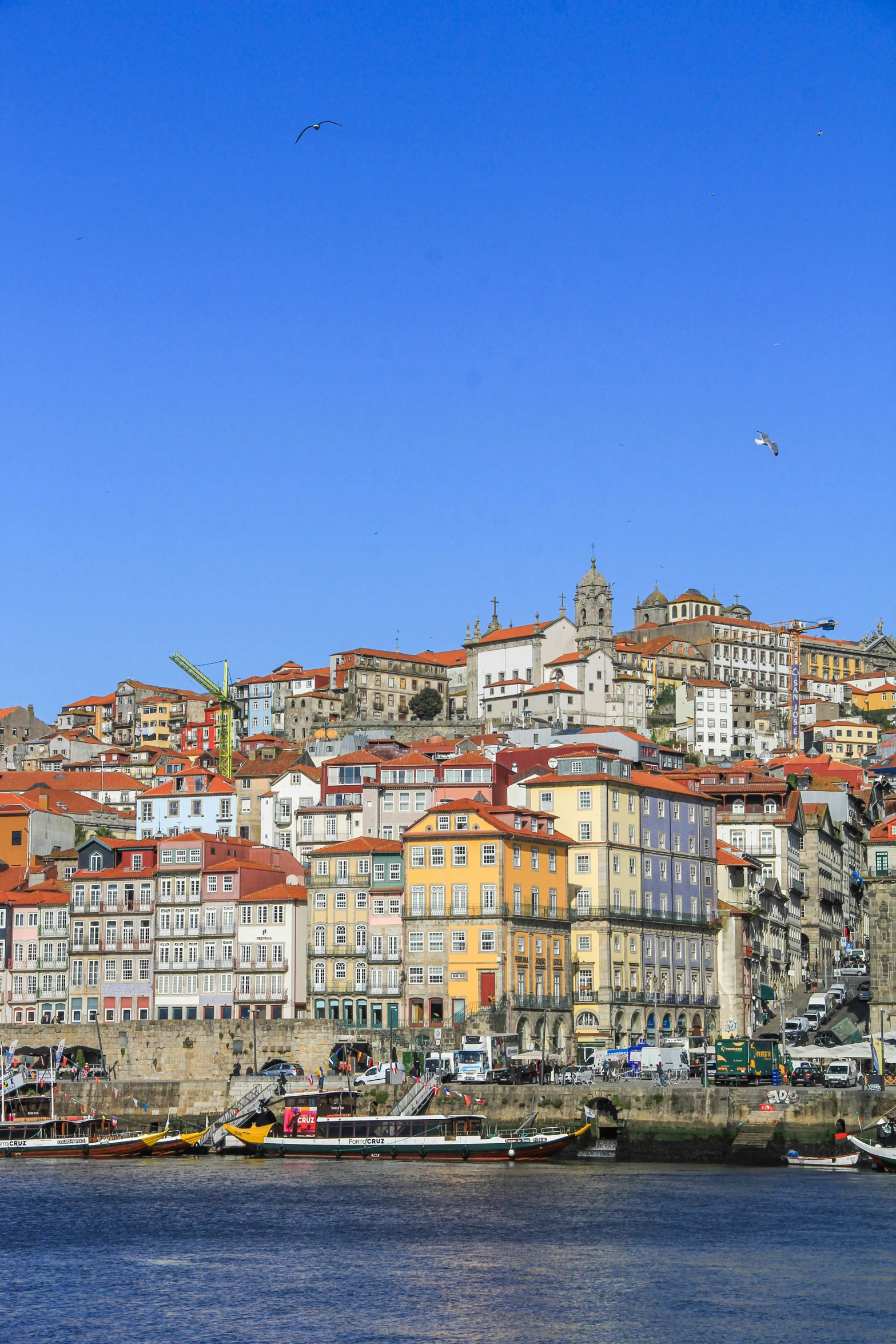 a town on the hillside is shown on the water