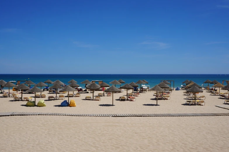 many chairs are sitting on the beach near the ocean