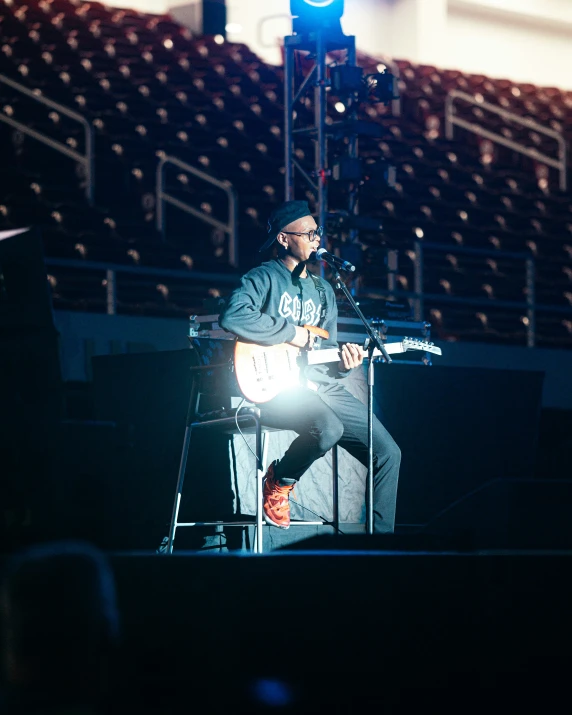 the man is playing the guitar at the concert