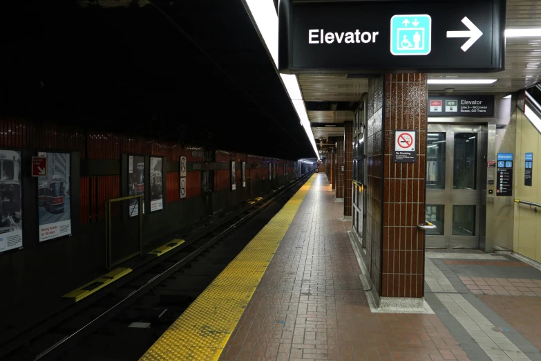 an empty train station next to the platform