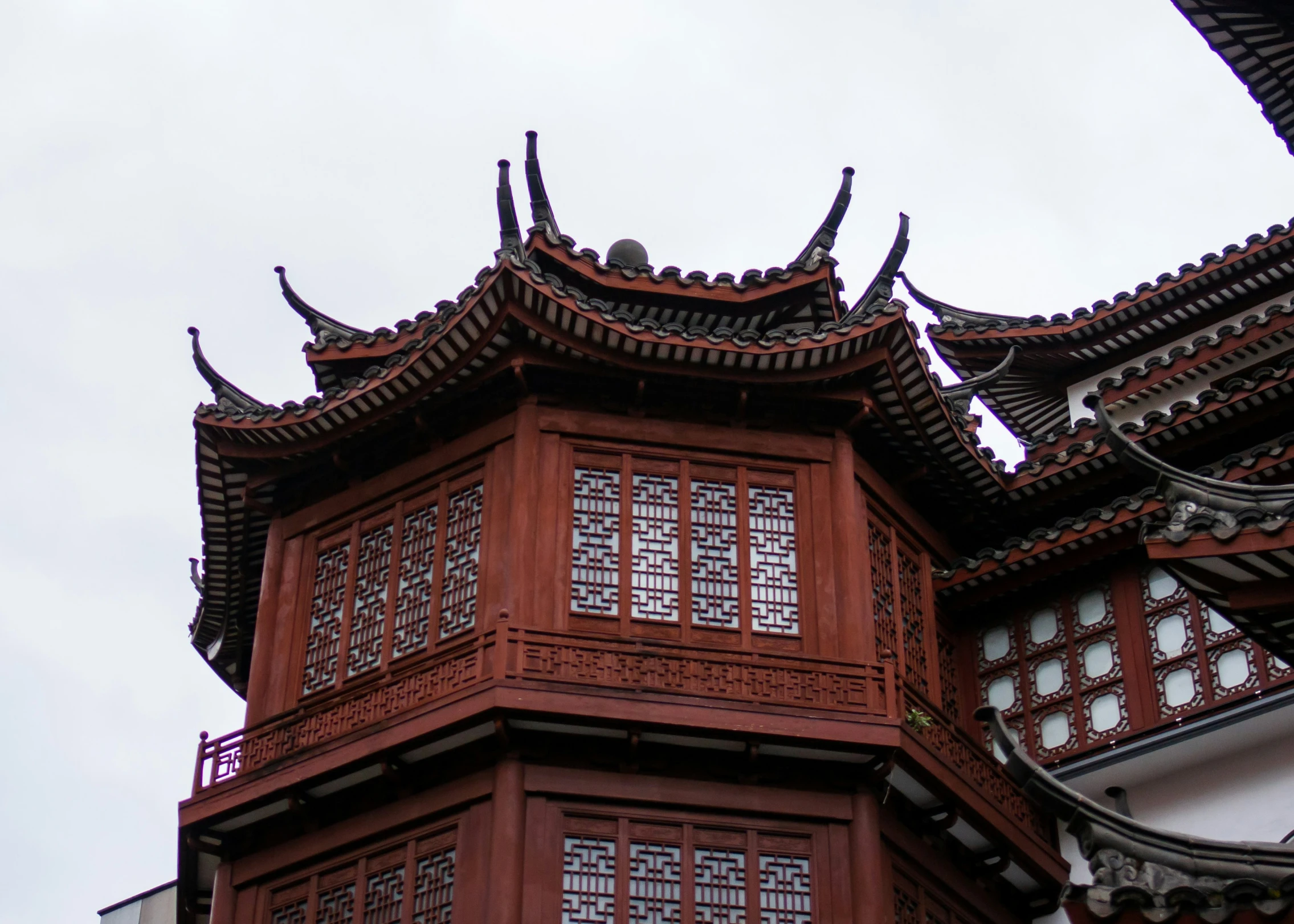 an asian building is standing tall with intricate architecture