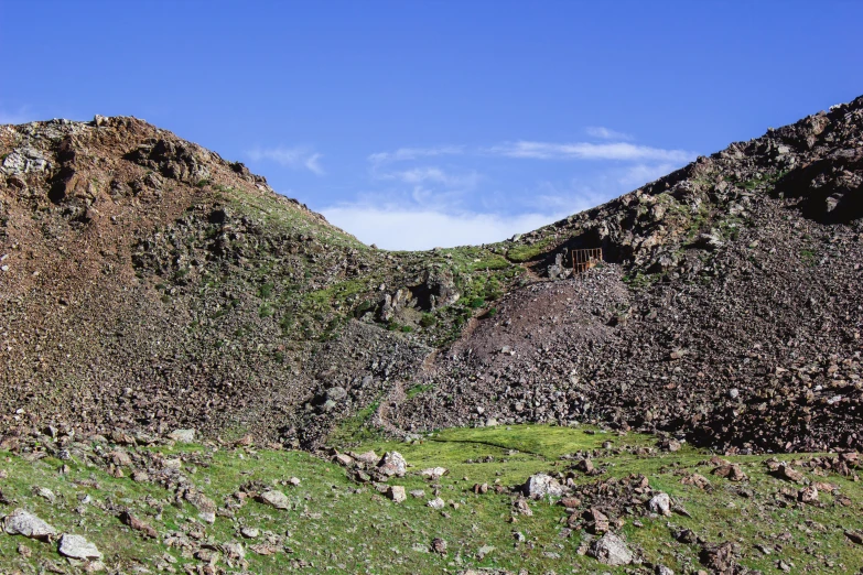 the very large mountains are in this valley