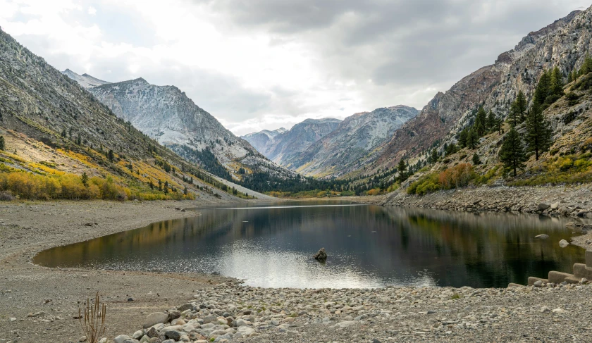 there is a mountain with a lake in it