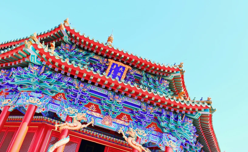 the top of an oriental building with painted decorations on it