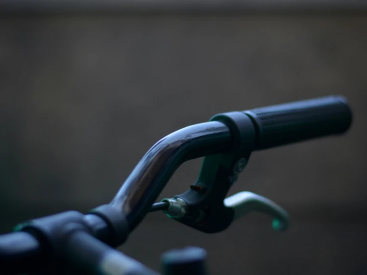 a black bike handlebars that is bent apart