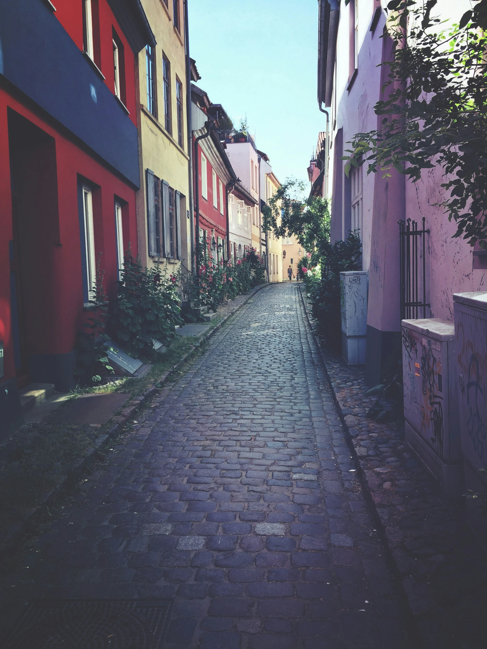 an alley way with a bunch of buildings in the background