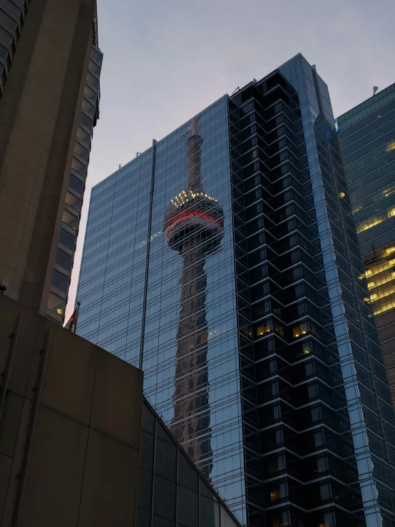 a very tall building sitting in the middle of a city