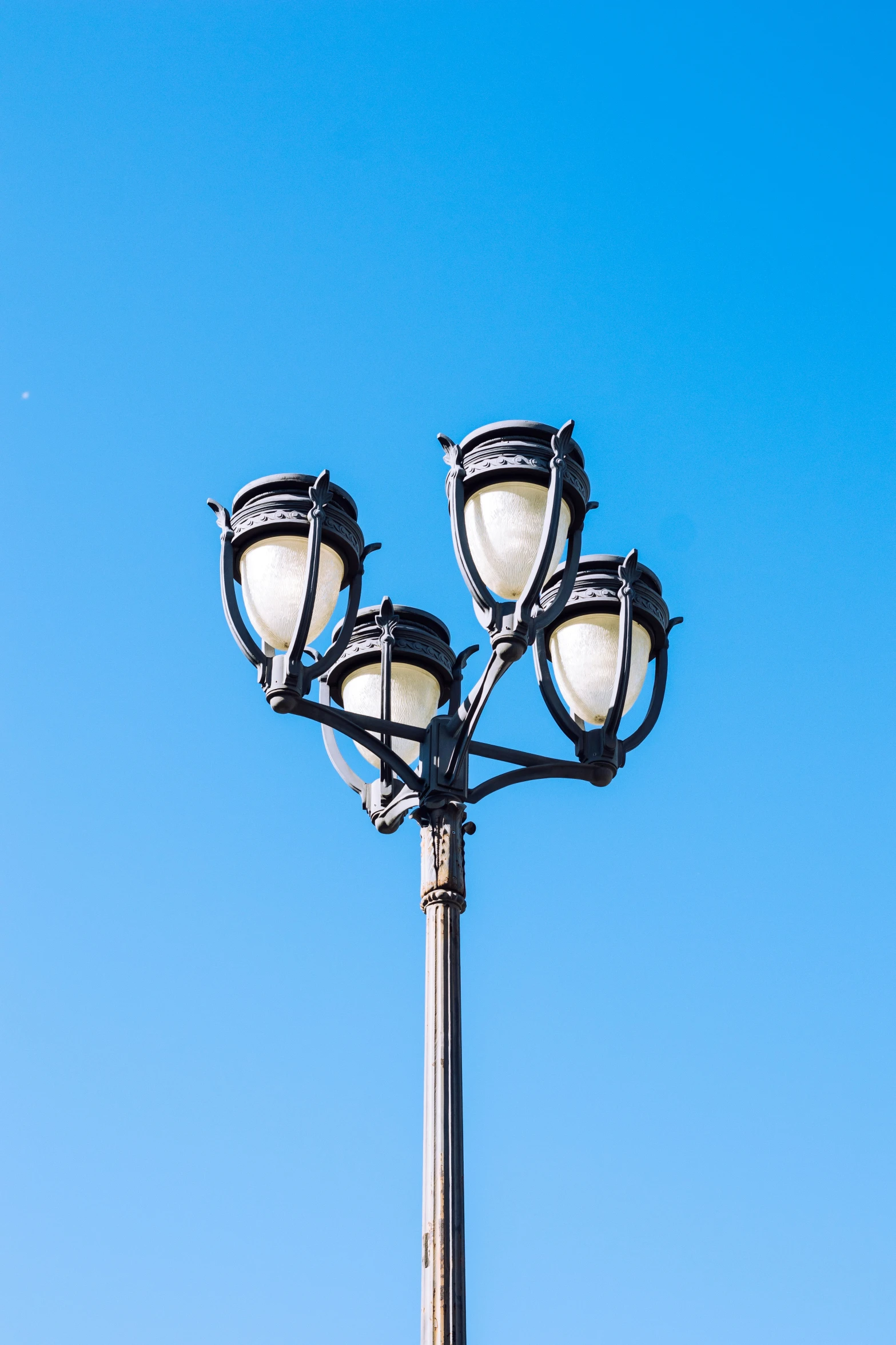 the street light has several lights on top of it