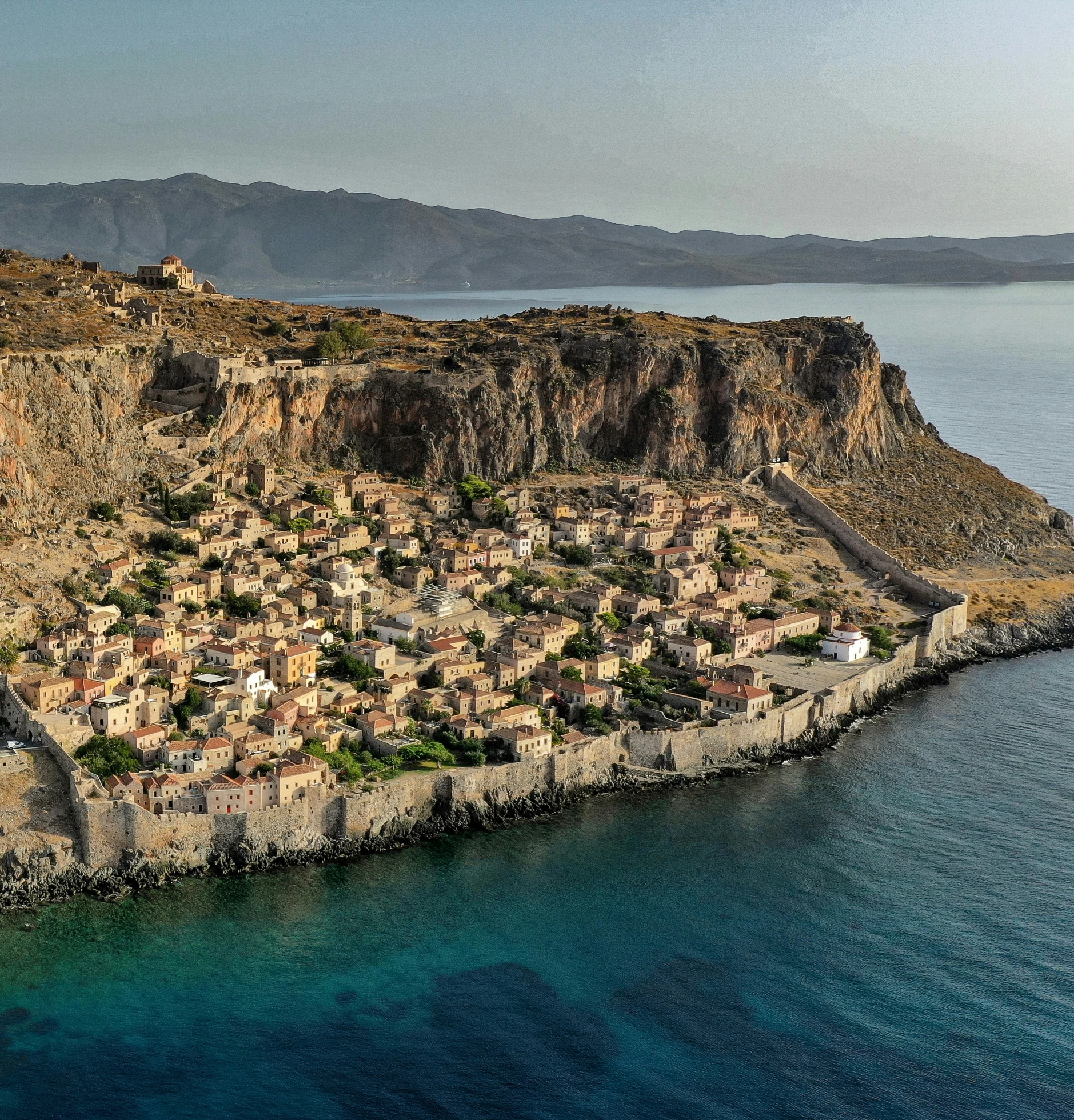 an island with lots of buildings is shown in the ocean