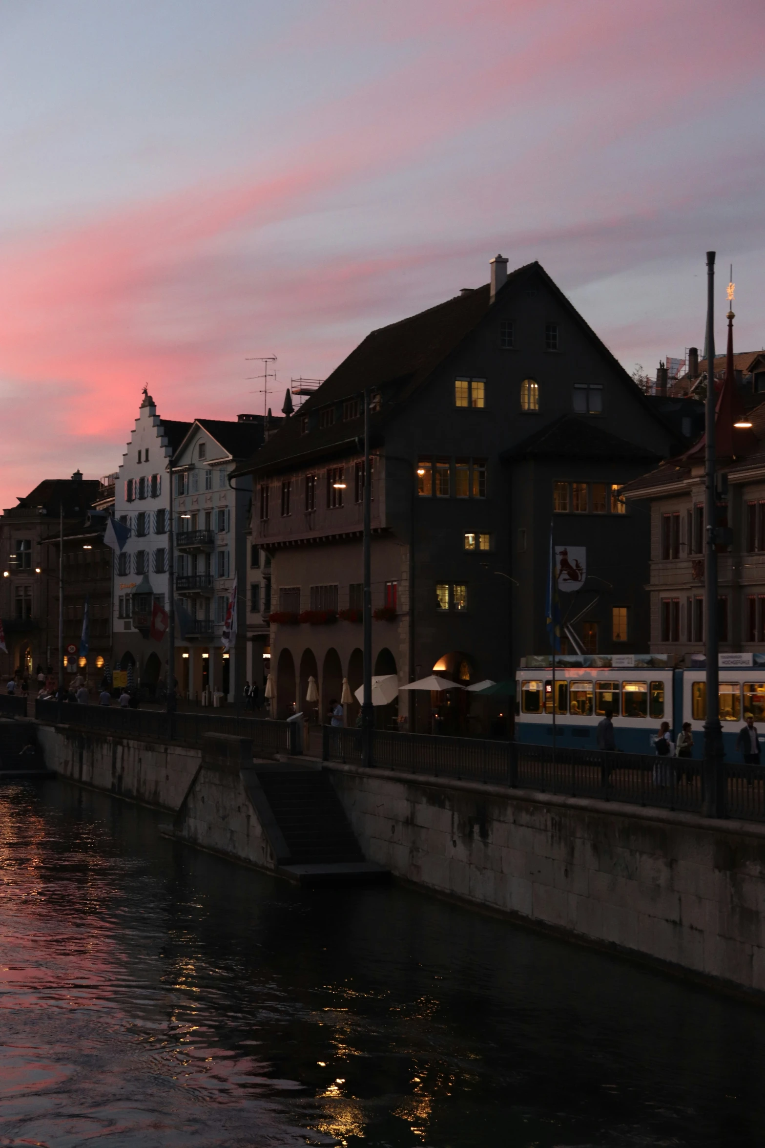 a boat is traveling in the water near some buildings