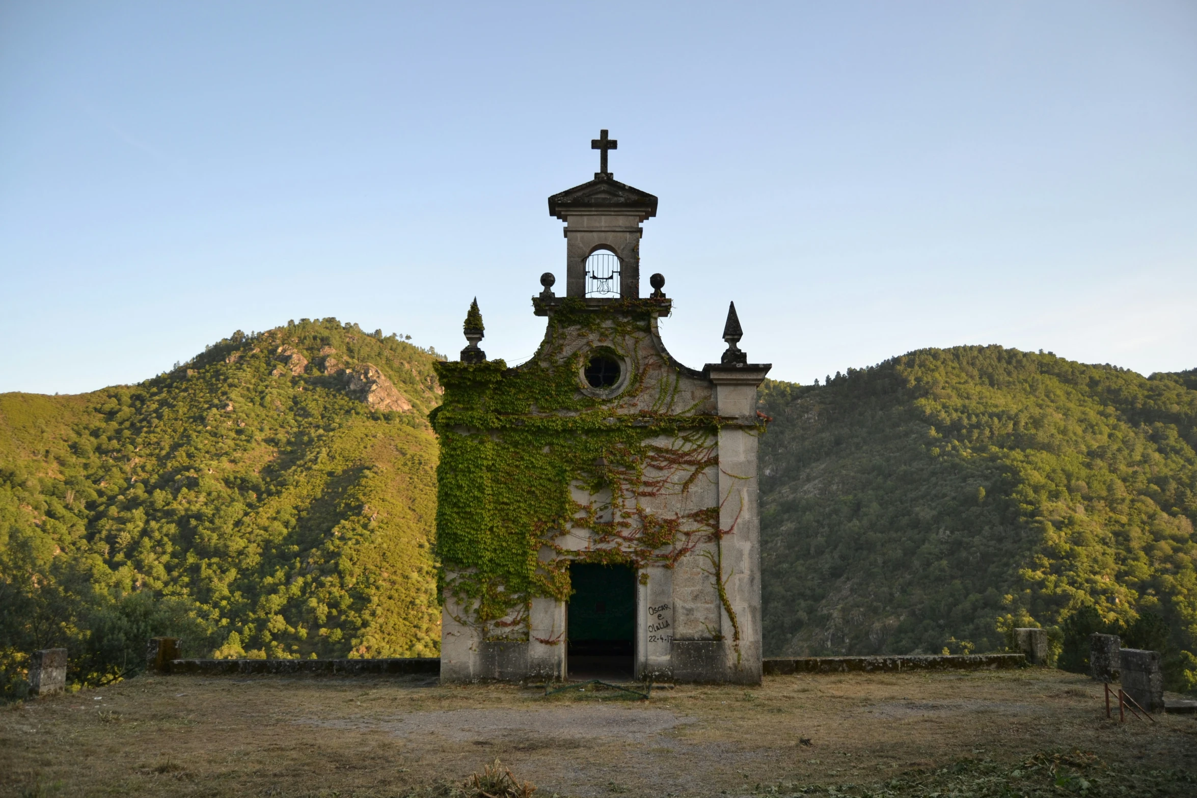 a small tower sitting on top of a dirt hillside