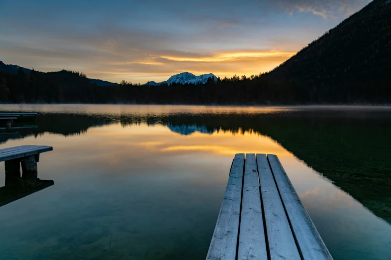 this is a po of a lake at sunset