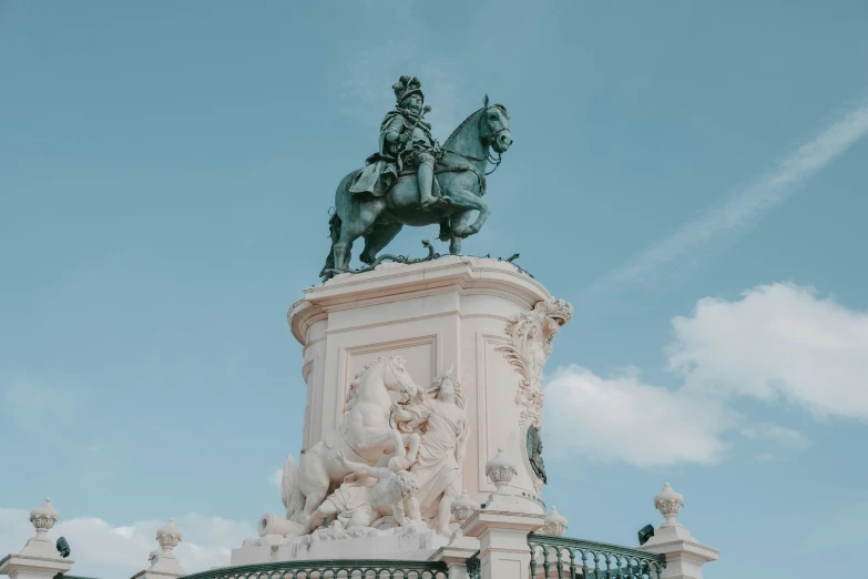 an elaborate, elaborately detailed statue with horses and men on it