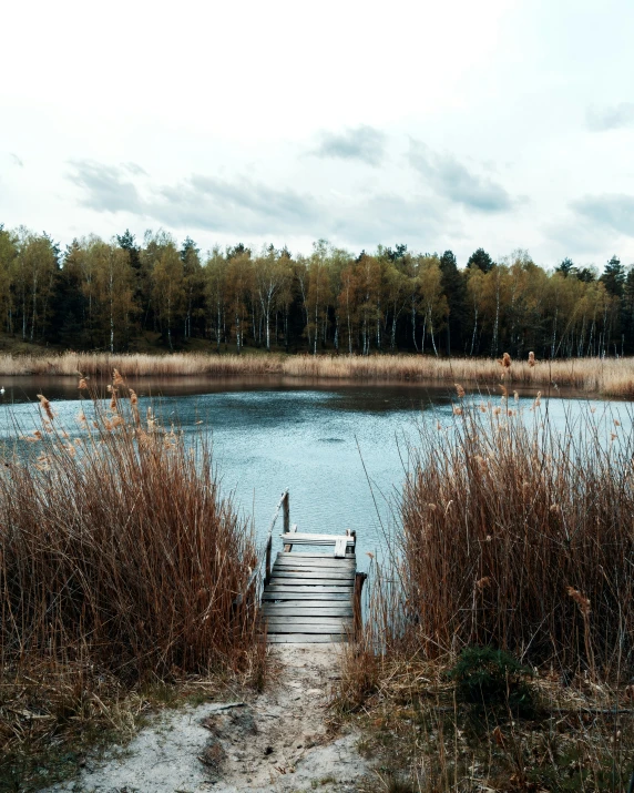 a small boat sitting on top of a small lake