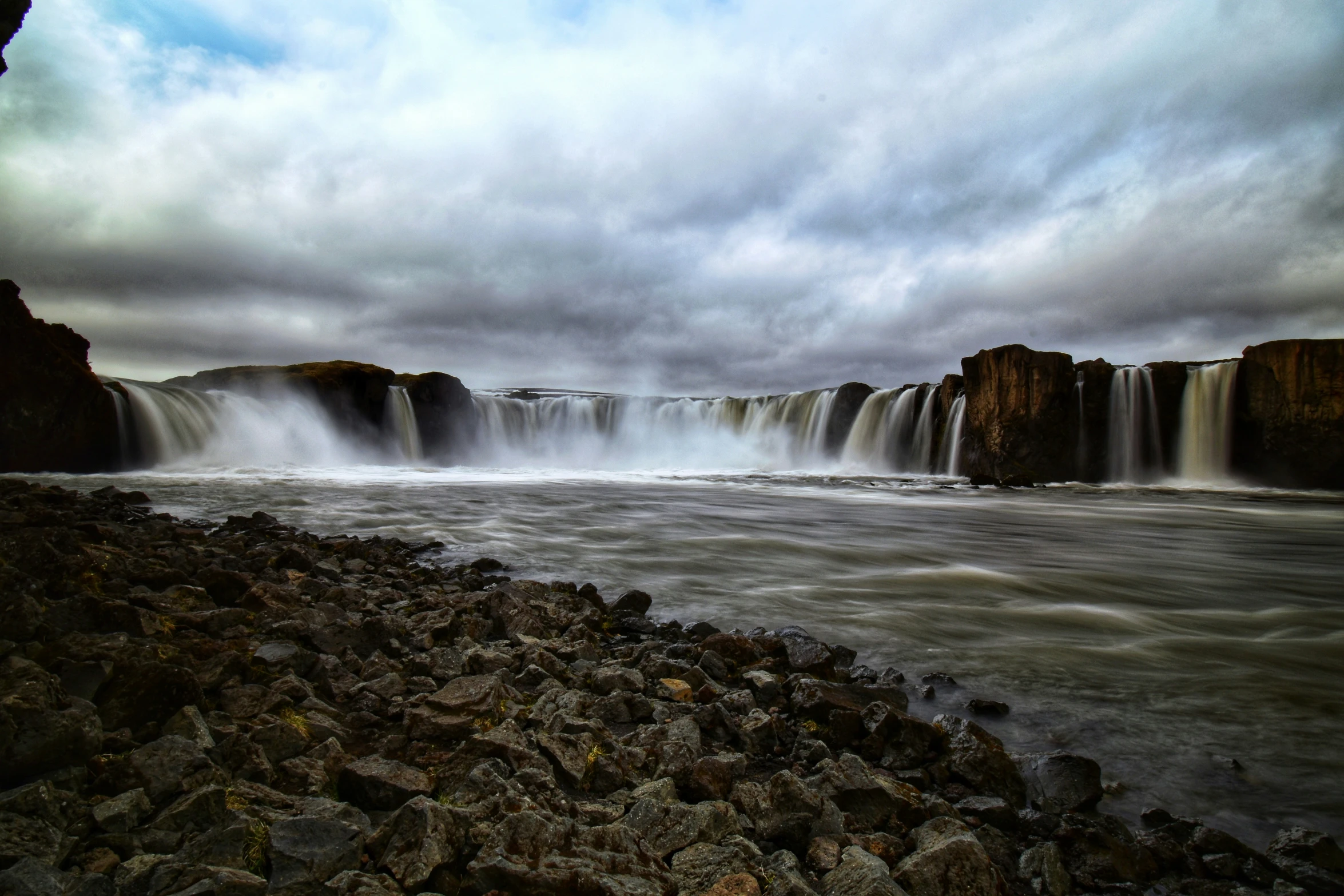 the falls of the three falls are high above the water