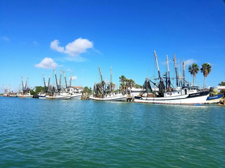 some boats are sitting next to each other