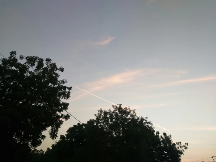 there is a jet that is flying in the sky