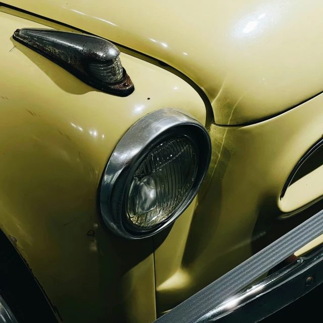 the front bumper and grill of an old fashioned car