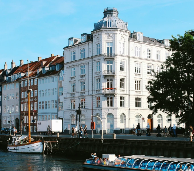 a row of boats parked next to a large white building