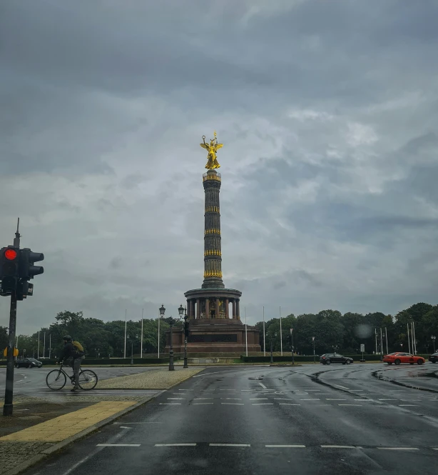 the statue is in front of the red light