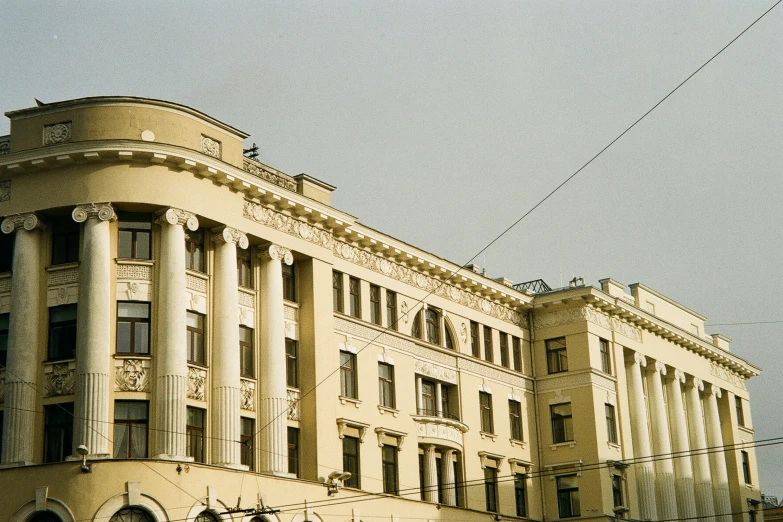 the building has very long pillars on both sides