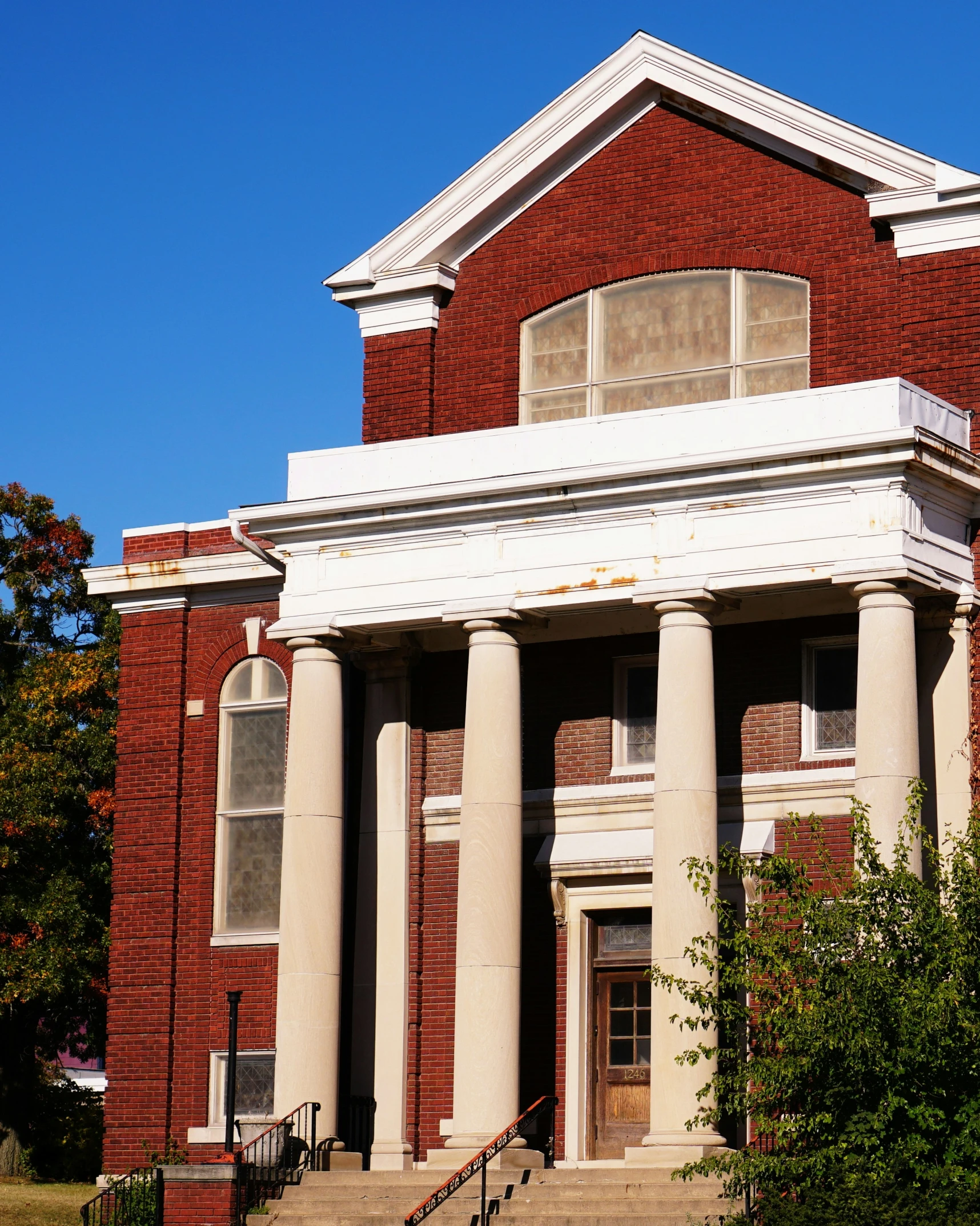 a large building that has columns and a bunch of windows