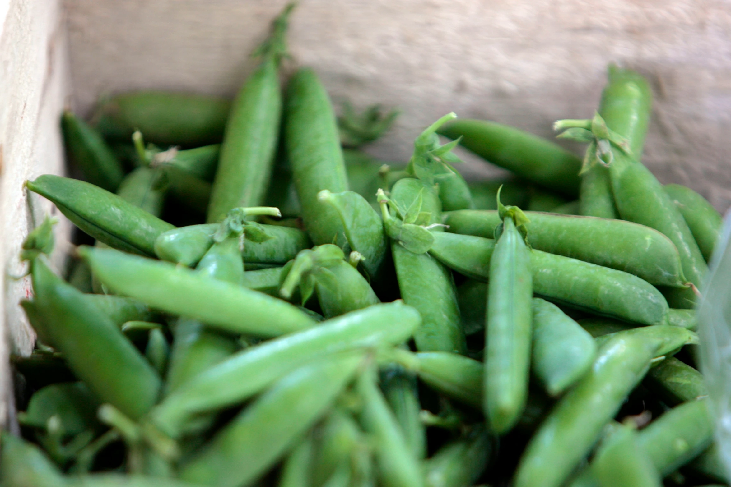 green beans and small pea pods in a box