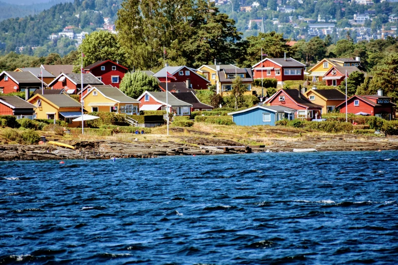 many houses are close to the shore by the water