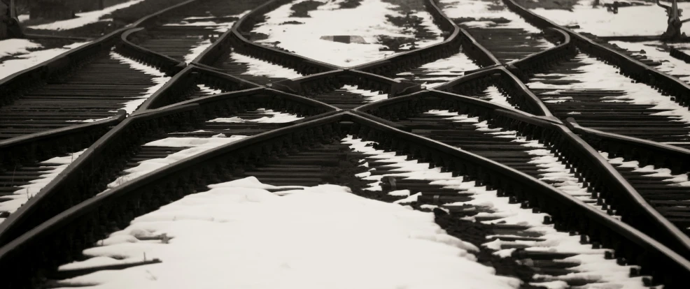 tracks are very high in the snow at high speeds