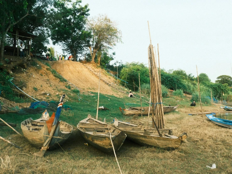 several canoes are parked near one another in the grass